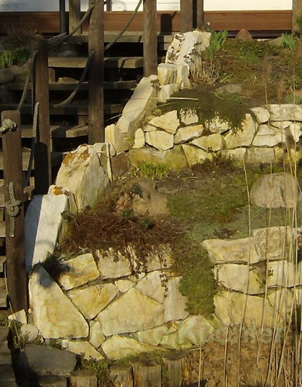 Böschungsabfangung aus Natursteinmauern